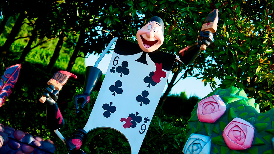 Ilustración de la carta del 6 de trébol que da la bienvenida a Alices Curious Labyrinth en Disneyland Paris.