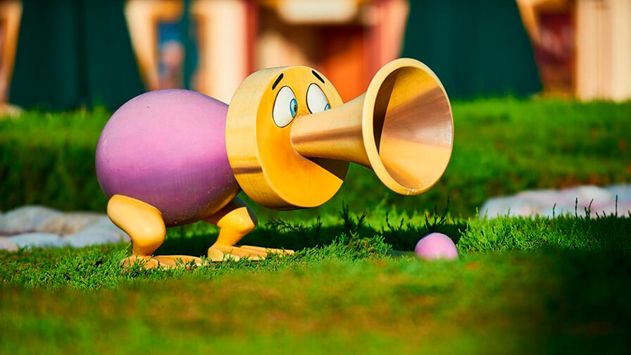 Pasillo encantado en Alices Curious Labyrinth, donde los detalles decorativos recrean el mundo de Alicia en el País de las Maravillas.