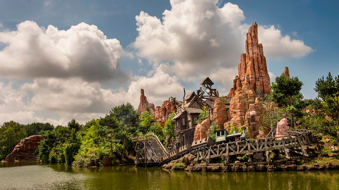 Explora la tierra de temática de Frontierland, y encontrarás la magnífica Big Thunder Mountain.