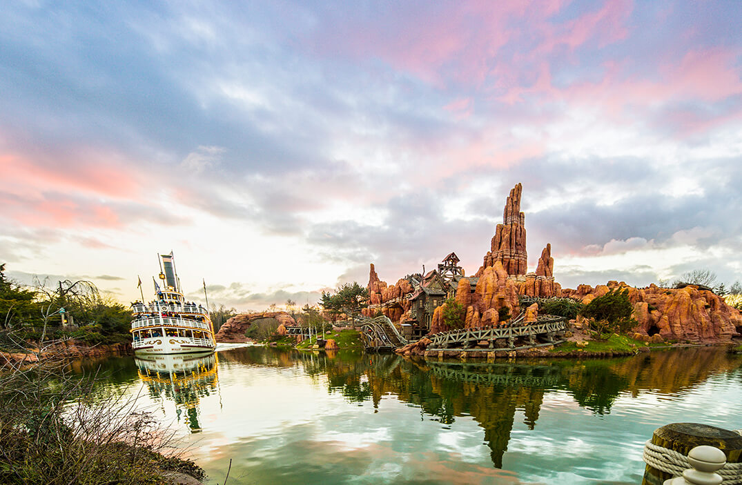 Experimenta la adrenalina de la atracción Big thunder mountain, en Parque Disneyland.