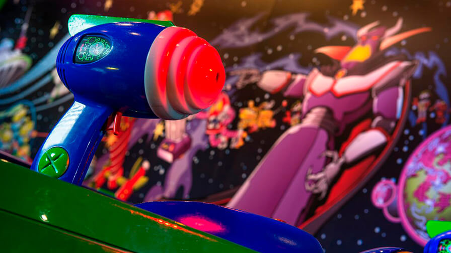 Buzz Lightyear te espera en esta emocionante atracción