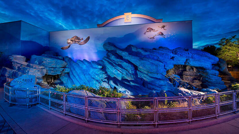 Crush's Coaster te invita a un emocionante viaje bajo el agua.