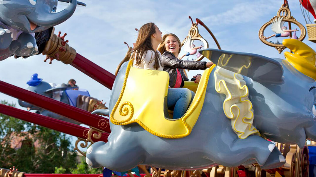 Dumbo the Flying Elephant: Disfruta de un mágico vuelo a bordo de elefantes voladores.