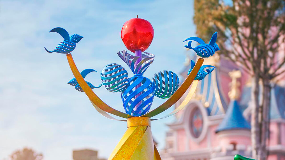Jardines temáticos en Central Plaza de Disneyland con esculturas de Personajes Disney.