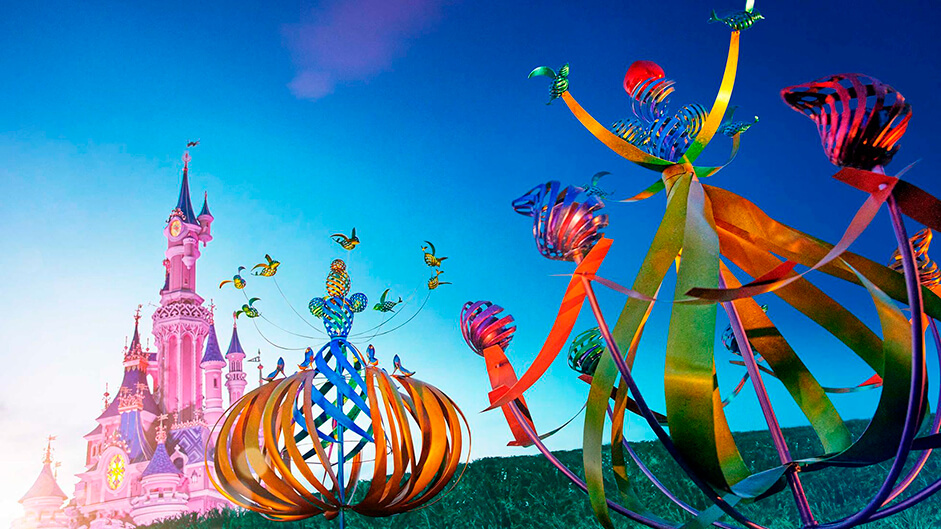 Noche estrellada en los Jardines Animados de Main Street, donde la magia cobra vida en esculturas de Disney.