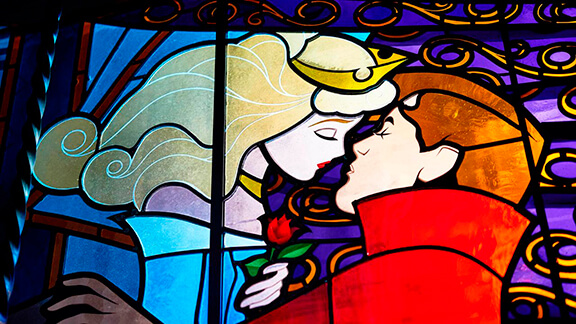 Experiencia de cuento de hadas en el Castillo de la Bella Durmiente en Parque Disneyland.