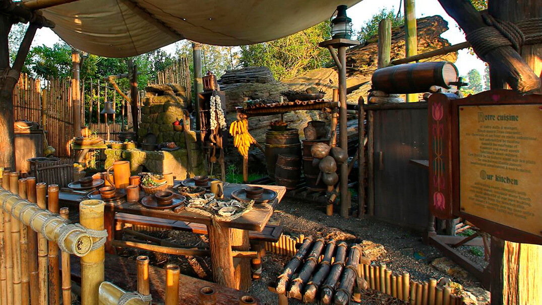 Exterior de La Cabane des Robinson rodeada de vegetación exuberante.