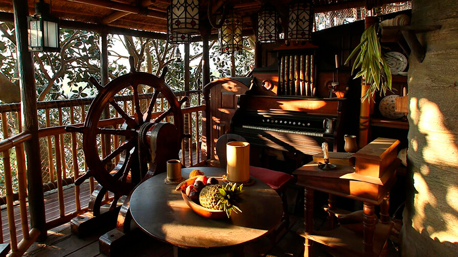 Imagen detallada de la estructura elevada de La Cabane des Robinson.