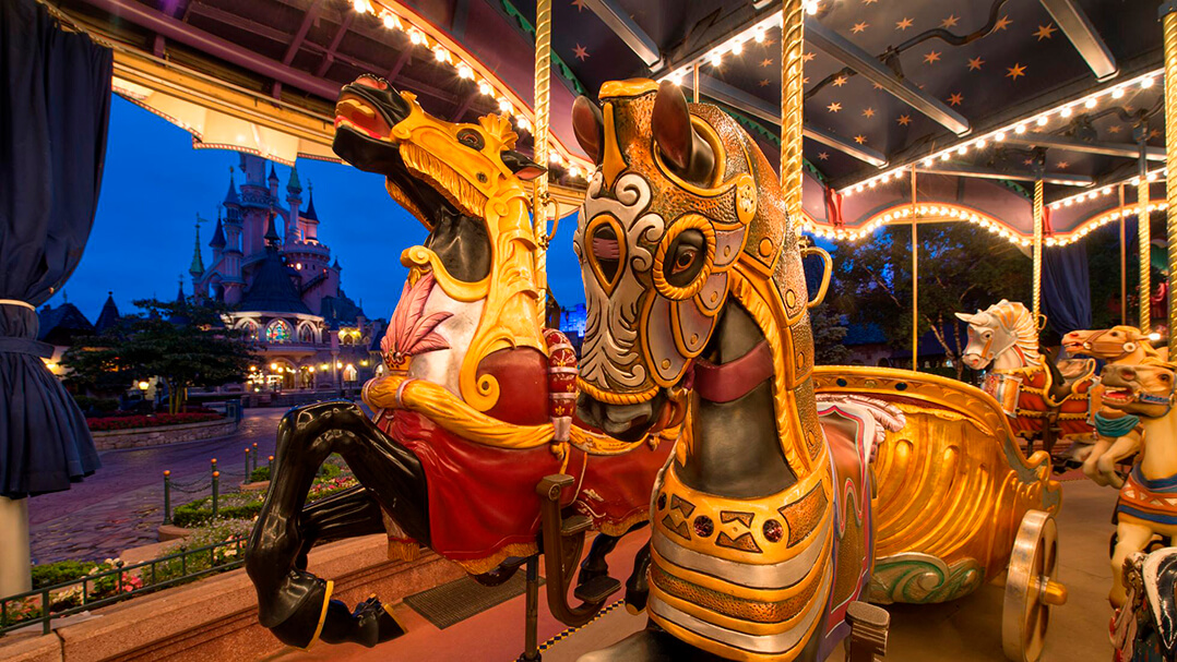 Le Carrousel de Lancelot en Fantasyland, Disneyland Paris, rodeado de encantadores detalles medievales.