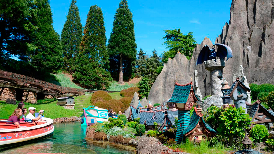 Explora los cuentos clásicos en Le Pays des Contes de Fées.