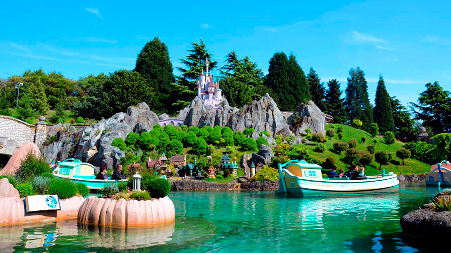 Maravíllate con las escenas de cuentos en esta atracción mágica.