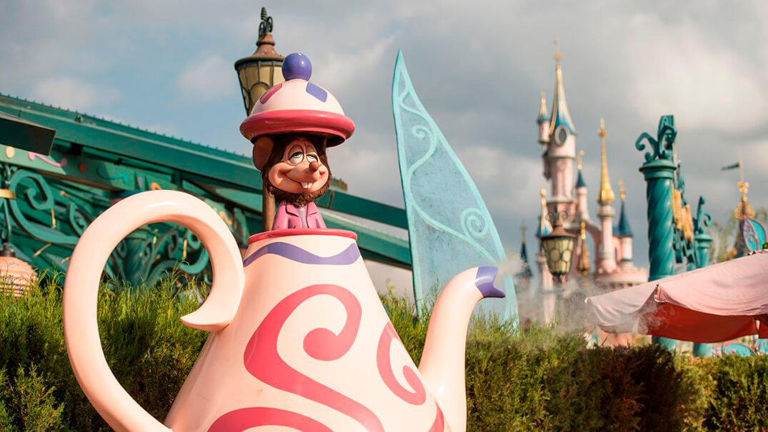 Disfruta de un Giro Mágico en las Mad Hatter's Tea Cups.