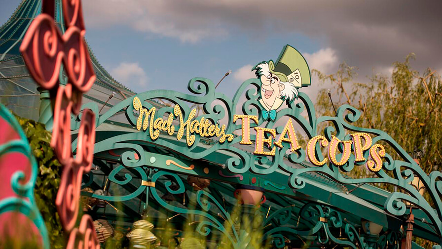 Sumérgete en la Diversión Giratoria de las Tazas del Sombrerero Loco.