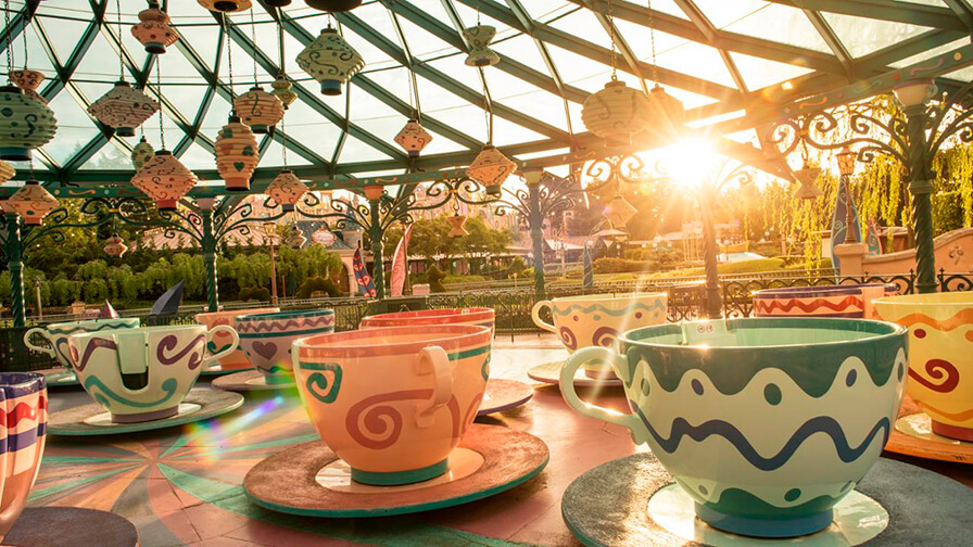 Explora el Colorido Mundo de las Mad Hatter's Tea Cups en Disneyland.