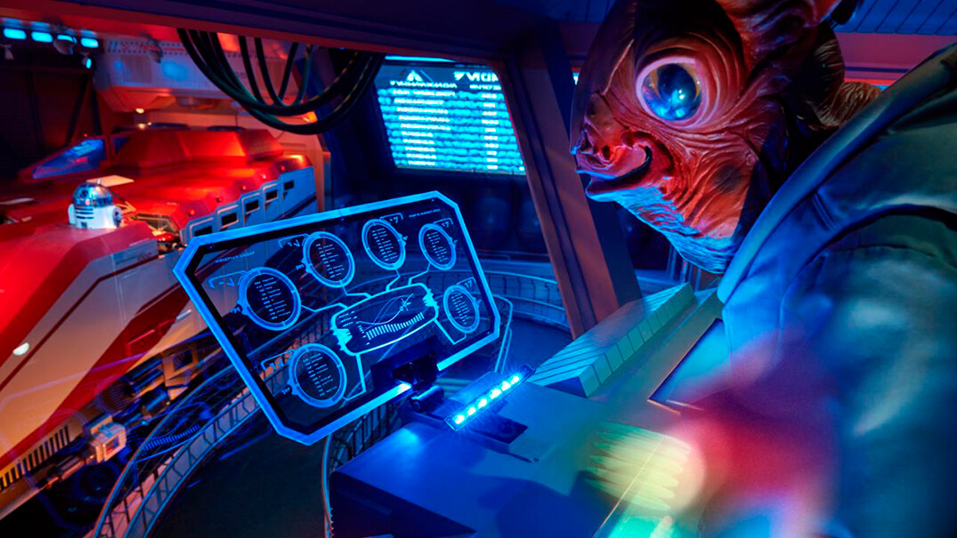 Star Tours: Explora galaxias lejanas con sorprendentes animatronics.
