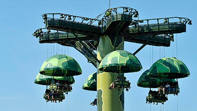 Atracción Toy soldiers parachute drop, Parque Walt Disney Studios.