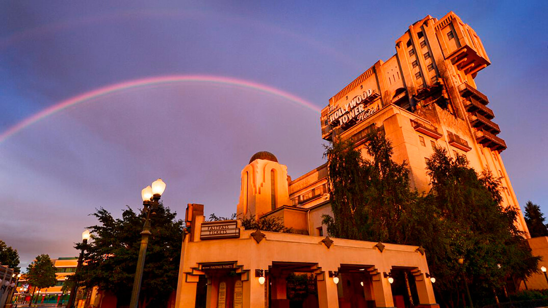 Exterior de la atracción Twilight zone tower of terror.