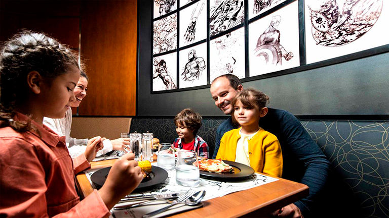 Cena familiar en Downtown restaurant.