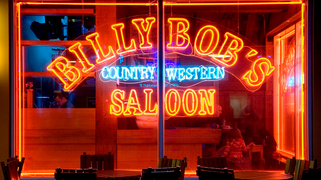 Letrero de la fachada de Billy Bob's country western saloon.
