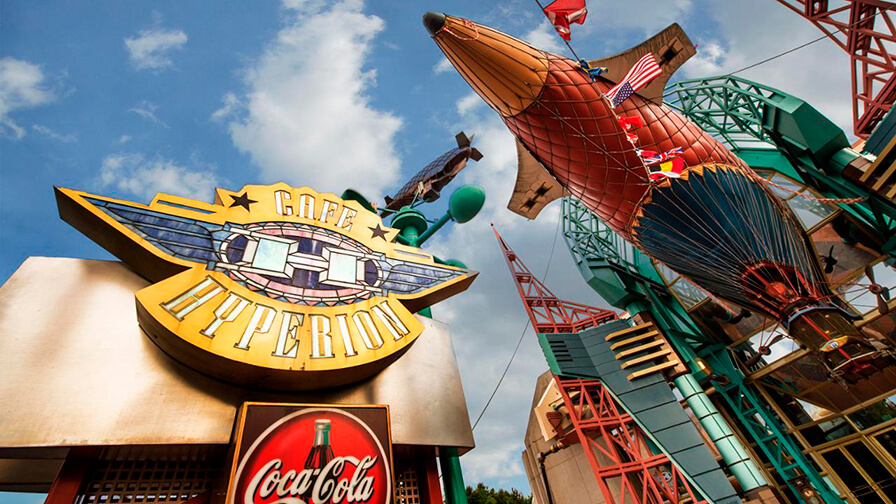 Letrero del Café Hyperion en Disneyland Paris.