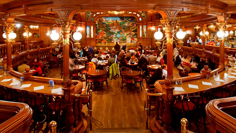 Interior elegante y temático de The lucky nugget saloon.