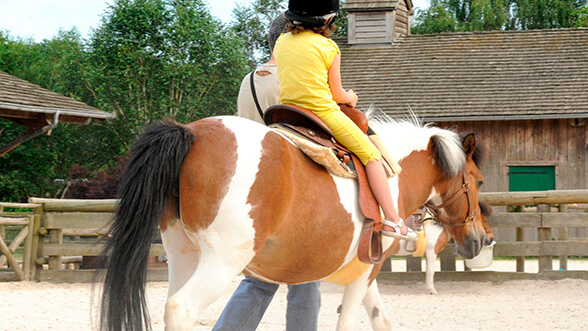 Paseo en pony en el Disney Hotel Cheyenne