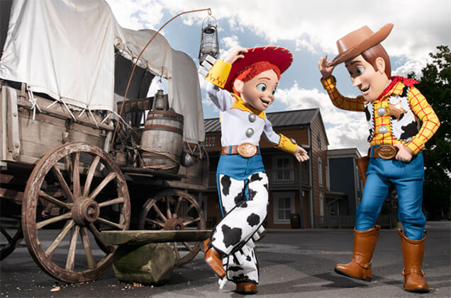 Hazte una selfie con Woody o Jessie Disney Hotel Cheyenne compartiendo momentos mágicos en el lobby y desayunos inolvidables.