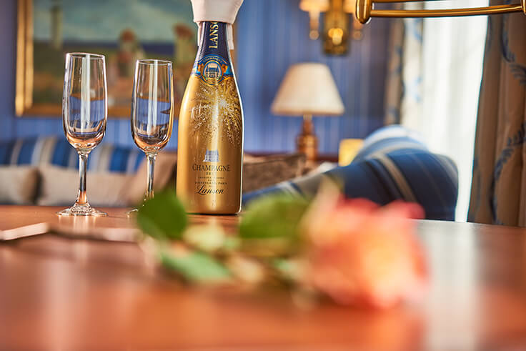 Adéntrate en la elegancia costera del Disney Newport Bay Club