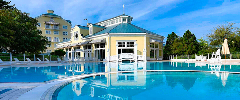 Piscina del Disney Newport Bay Club con vistas panorámicas al lago.