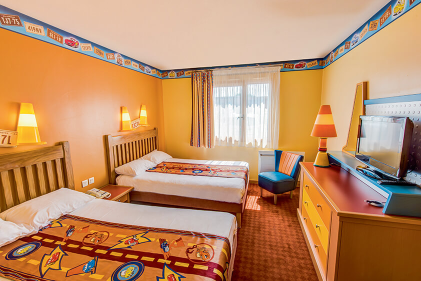 Comodas habitaciones ambientadas en cars del Disney Hotel Santa Fe