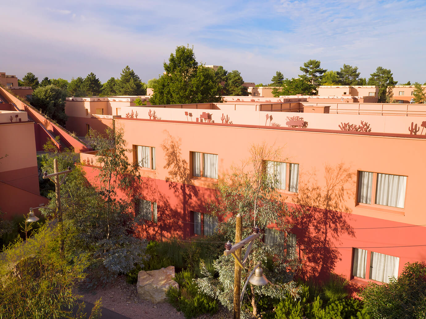 Vive y descubre el Disney Hotel Santa Fe