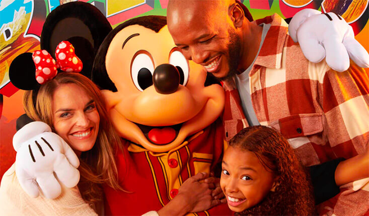 Hazte una selfie con Mickey y sus amigos en Disney Hotel Santa Fe.