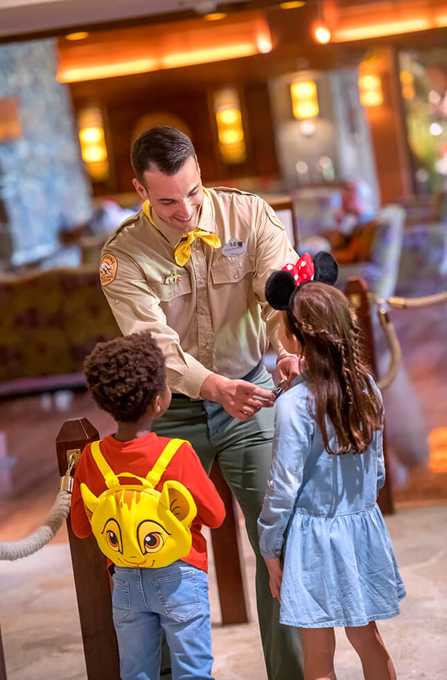 Experiencia con Personajes Disney en el Disney Sequoia Lodge compartiendo momentos mágicos en el lobby y desayunos inolvidables.